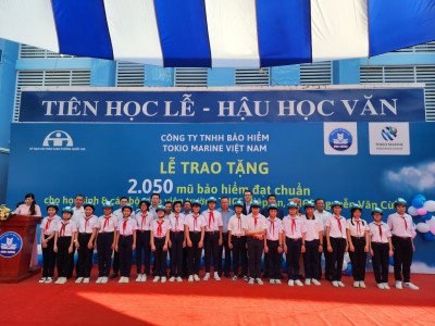 Tuyên truyền pháp luật về ATGT đường bộ và trao tặng mũ bảo hiểm cho học sinh THCS trên địa bàn thành phố Thủ Dầu Một