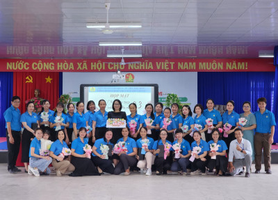 Công đoàn cơ sở trường THCS Nguyễn Văn Cừ tổ chức sinh hoạt kỷ niệm ngày Quốc tế phụ nữ 08/3/2024