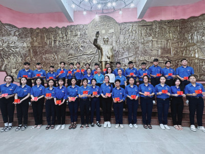 Chi đoàn THCS Nguyễn Văn Cừ tổ chức lễ kết nạp đoàn năm học 2023-2024