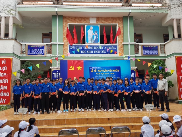 Buổi lễ kết nạp đoàn viên mới khối 9 trường THCS Nguyễn Văn Cừ năm học 2017 - 2018