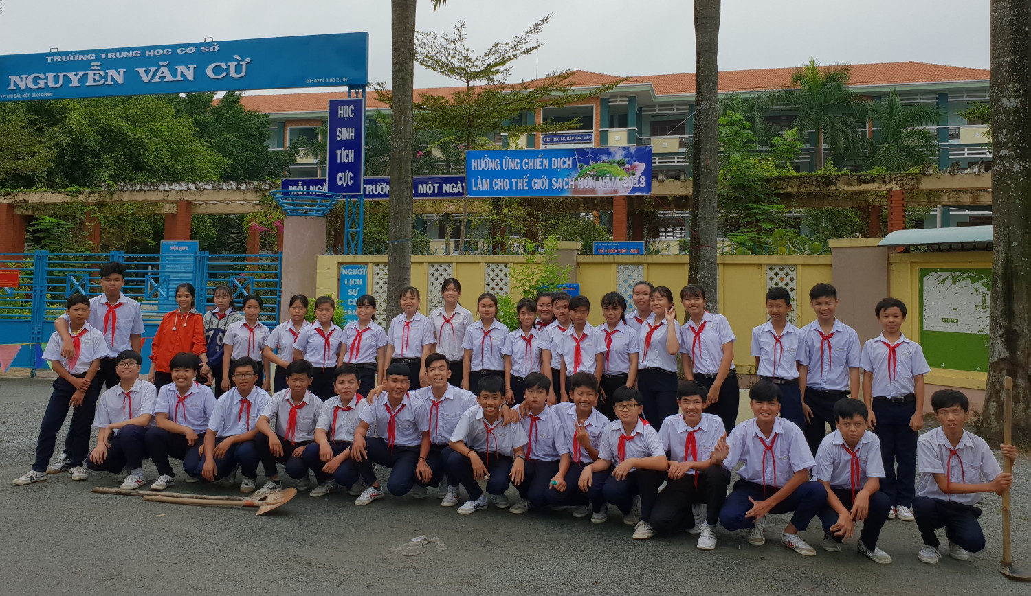 Học sinh trường THCS Nguyễn Văn Cừ ra quân hưởng ứng chiến dịch