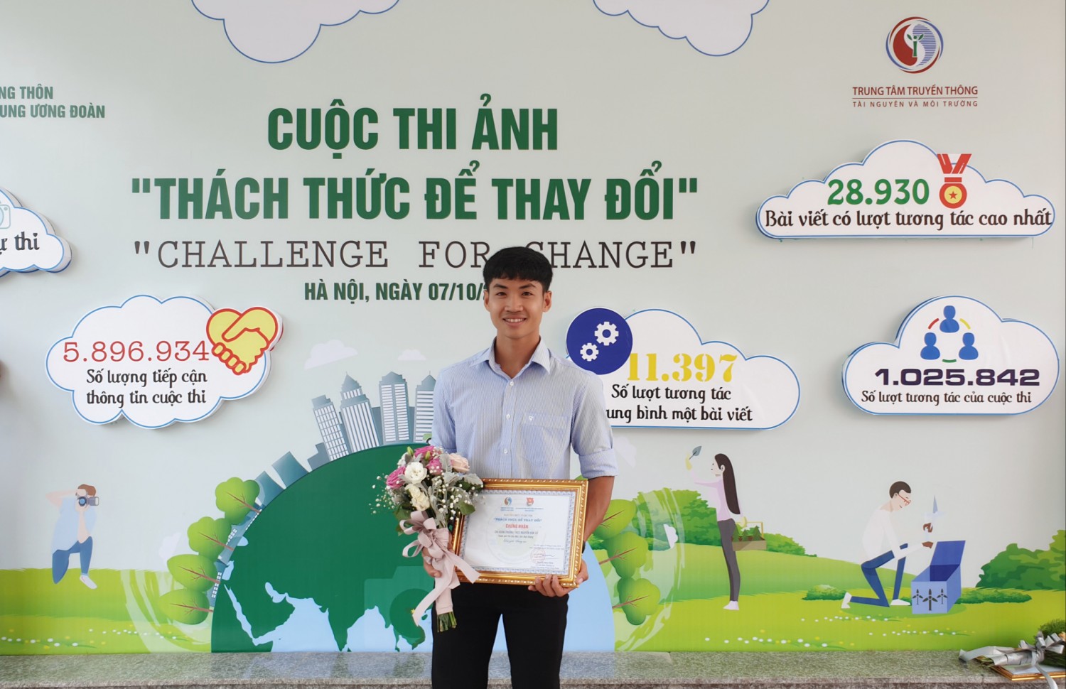 Đ/c Huỳnh Tuấn Huy - Bí thư chi đoàn trường đại diện nhận giải tại Hà Nội