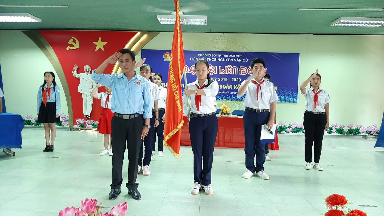 Đ/c Phan Hoài Nam - Phó Bí thư đoàn phường, Chủ tịch Hội đồng đội phường trao cờ cho liên đội