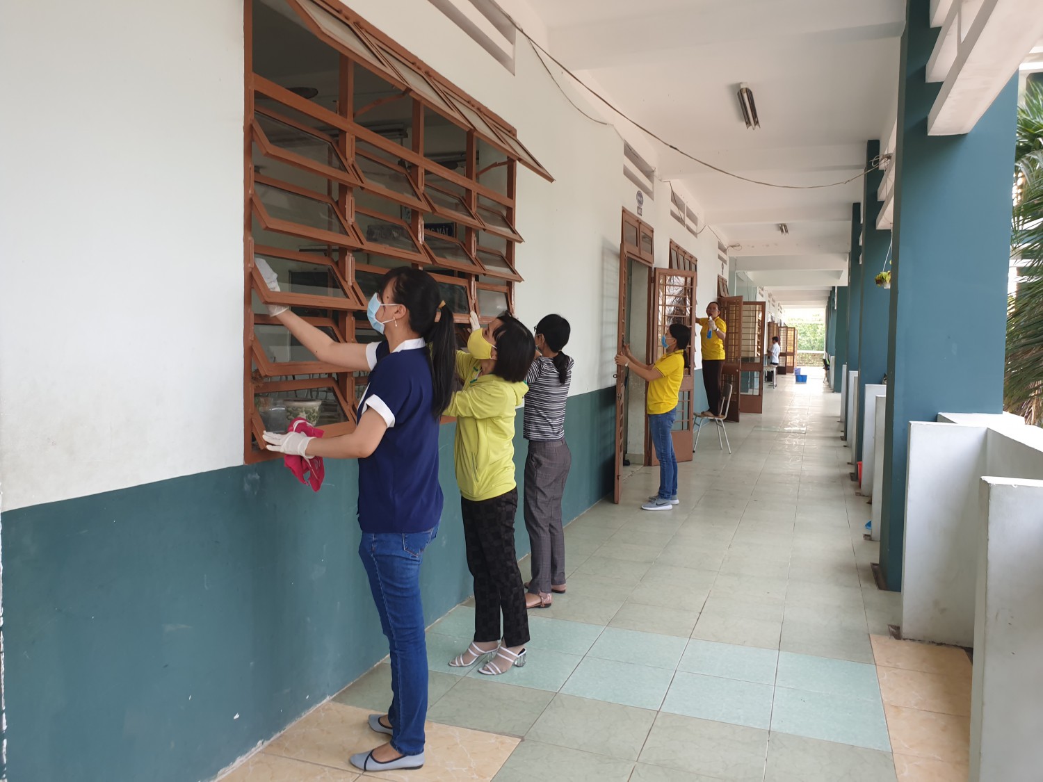 Trường THCS Nguyễn Văn Cừ tổ chức dọn vệ sinh phòng chống dịch Covid-19 đợt 3