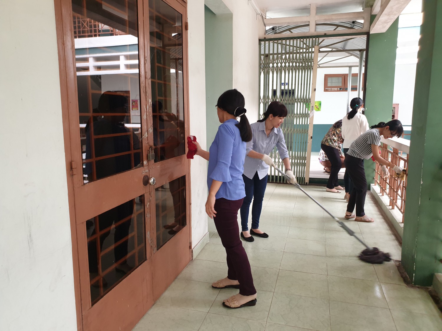 Đảng viên chi bộ trường THCS Nguyễn Văn Cừ tham gia tổng vệ sinh
