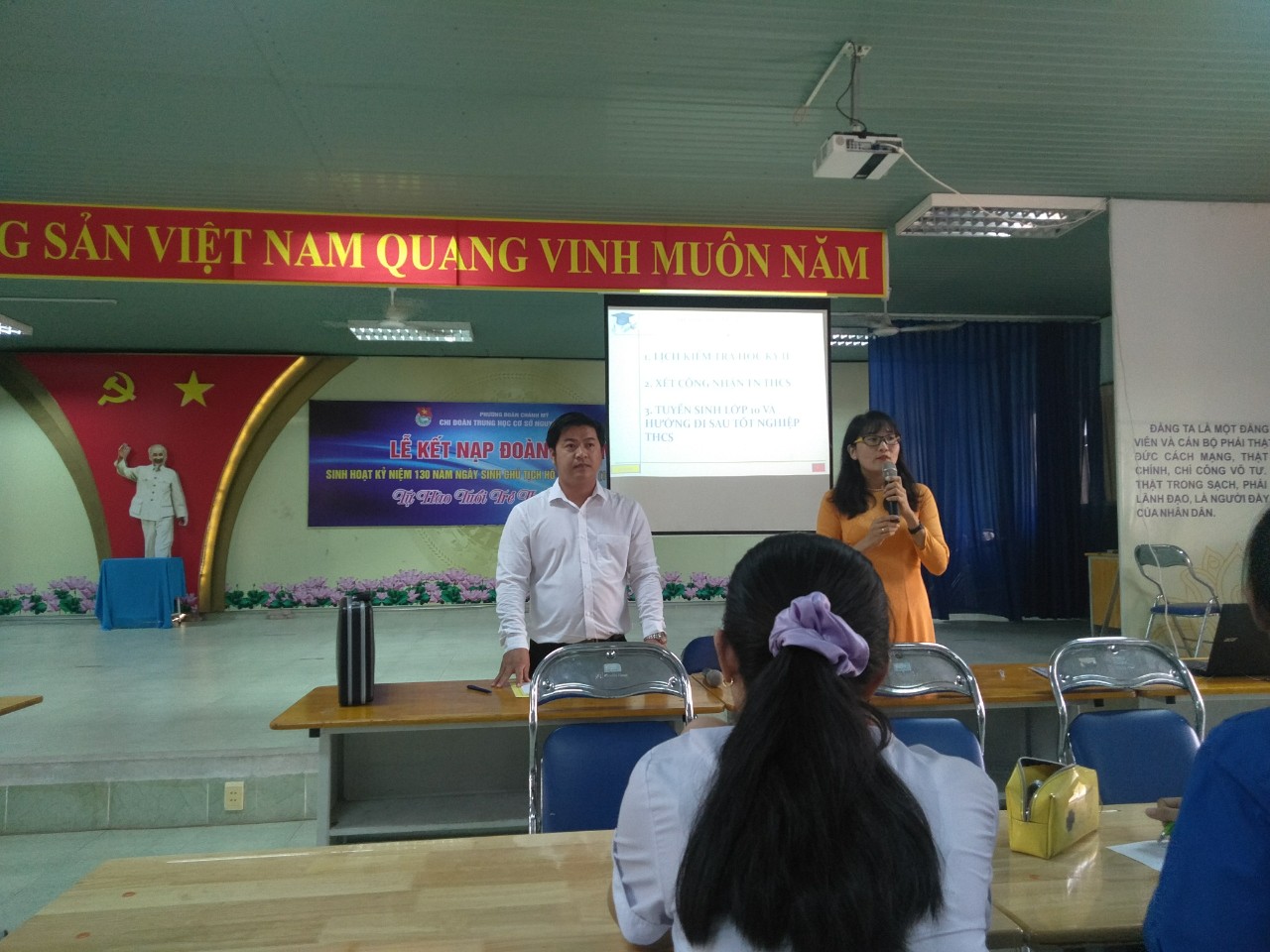 Cô Dương Thị Hào - Phó Hiệu trưởng nhà trường triển khai các nội dung sinh hoạt và giới thiệu đại diện các trường đến tham dự