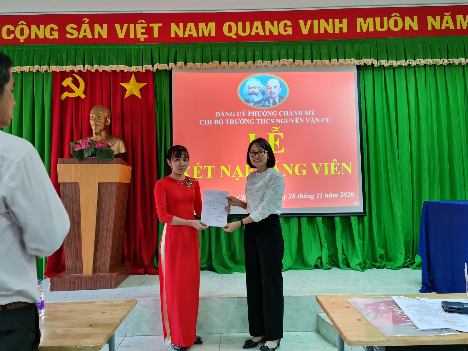 Đ/c Dương Thị Hào - Phó Bí thư Chi Bộ - Hiệu trưởng nhà trường trao quyết định cho Đảng viên mới