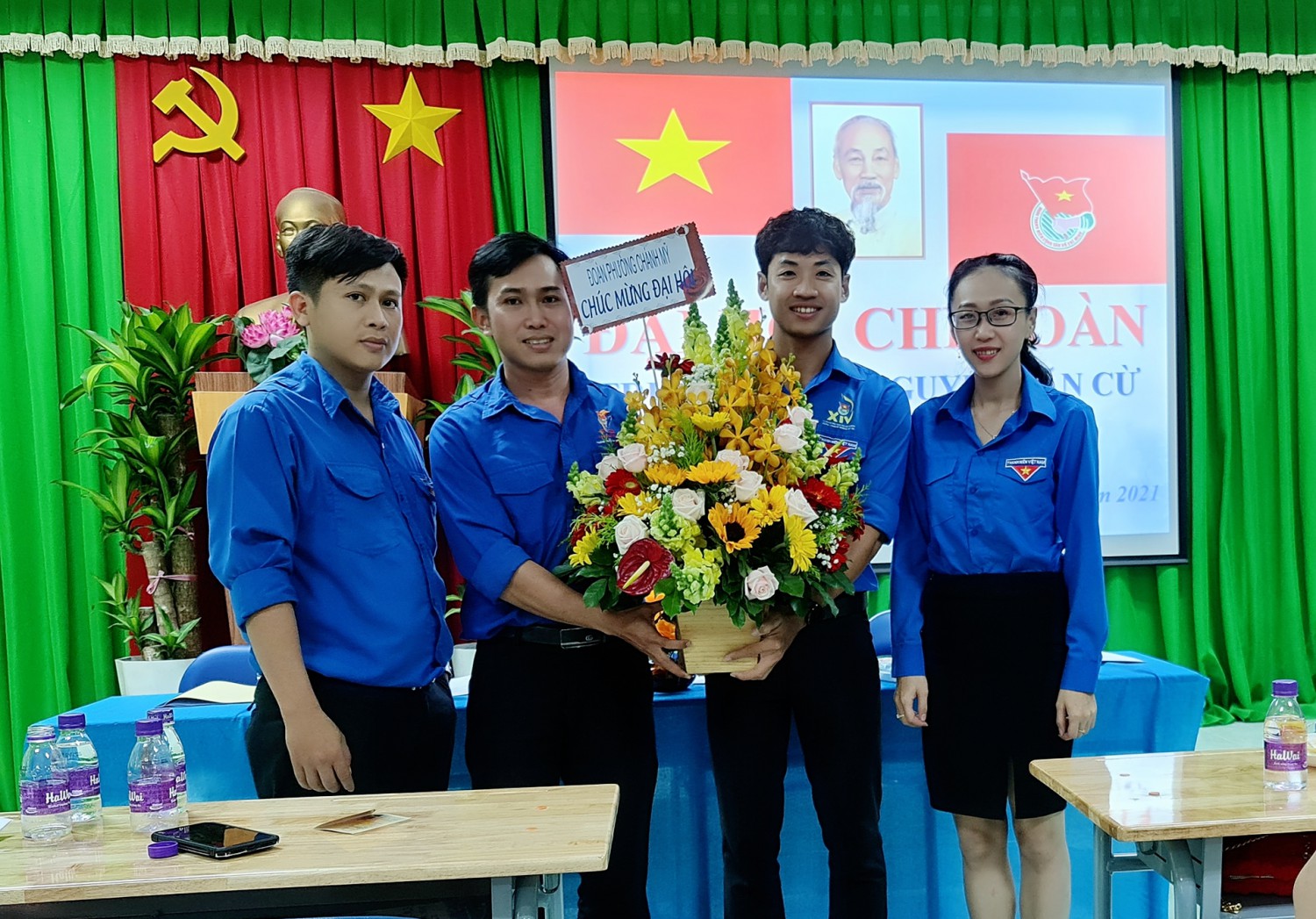 Đ/c Phan Hoài Nam - P.Bí thư phường Đoàn Chánh Mỹ tặng hoa chúc mừng