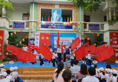 Phần diễn hồng kỳ của đội tuyển TDTT trường THCS Nguyễn Văn Cừ