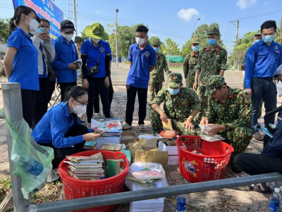 Tuổi trẻ Nguyễn Văn Cừ ra quân vệ sinh môi trường trên địa bàn phường Chánh Mỹ và tham gia "Tuần quyên sách – Ngày tặng sách" năm 2022