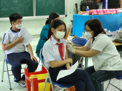 Tiêm vacxin mũi 2 phòng Covid-19 cho học sinh khối 6 trường THCS Nguyễn Văn Cừ