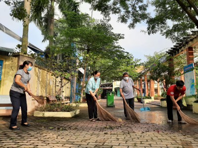 Chi ủy chi bộ Nguyễn Văn Cừ tổ chức tổng vệ sinh toàn trường phòng chống sốt xuất huyết