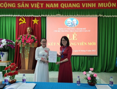 Chi bộ Nguyễn Văn Cừ kết nạp Đảng viên mới năm 2022