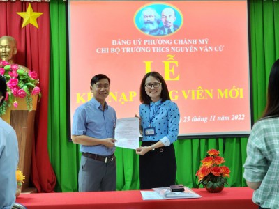 Chi bộ trường THCS Nguyễn Văn Cừ kết nạp Đảng viên mới năm 2022