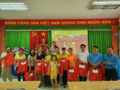 Công đoàn trường THCS Nguyễn Văn Cừ tặng quà Tết cho cán bộ, nhà giáo, người lao động năm 2023