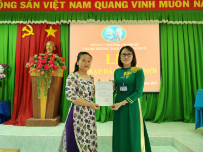 Chi bộ trường THCS Nguyễn Văn Cừ kết nạp Đảng viên mới năm 2023