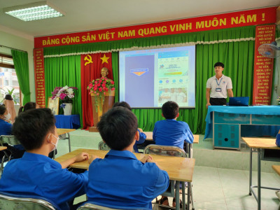 Triển khai cài đặt app Thanh niên Việt Nam và tham gia kiểm tra học tập Nghị quyết Đại hội Đoàn Toàn Quốc lần thứ XII, học tập 4 bài lý luận chính trị
