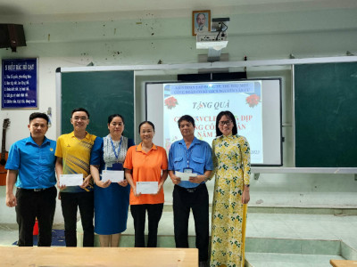 Công đoàn THCS Nguyễn Văn Cừ trao tặng quà cho công đoàn viên nhân dịp "Tháng công nhân" và mừng sinh nhật tháng 05/2023