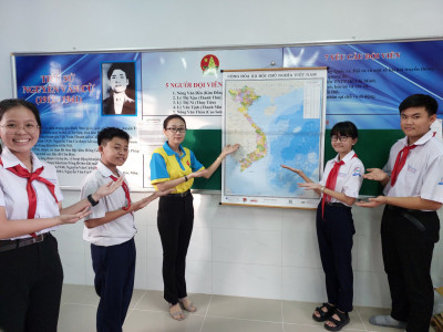 Liên đội THCS Nguyễn Văn Cừ cùng treo bản đồ Tổ quốc để “Tự hào một dải non sông”