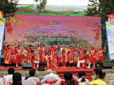 Liên đội THCS Nguyễn Văn Cừ tham gia chuỗi hoạt động của chương trình Lễ hội Phố xuân thành phố Thủ Dầu Một lần thứ XIV - Năm 2024
