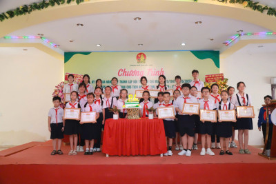 Công đoàn cơ sở trường THCS Nguyễn Văn Cừ trao tặng hoa chúc mừng cán bộ, giáo viên đạt "Huân chương lao động hạng 3" và trao thưởng tập thể, cá nhân đạt thành tích xuất sắc hoạt động công đoàn năm học 2024 - 2025