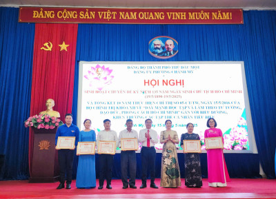 Công đoàn cơ sở trường THCS Nguyễn Văn Cừ trao tặng hoa chúc mừng cán bộ, giáo viên đạt "Huân chương lao động hạng 3" và trao thưởng tập thể, cá nhân đạt thành tích xuất sắc hoạt động công đoàn năm học 2024 - 2025