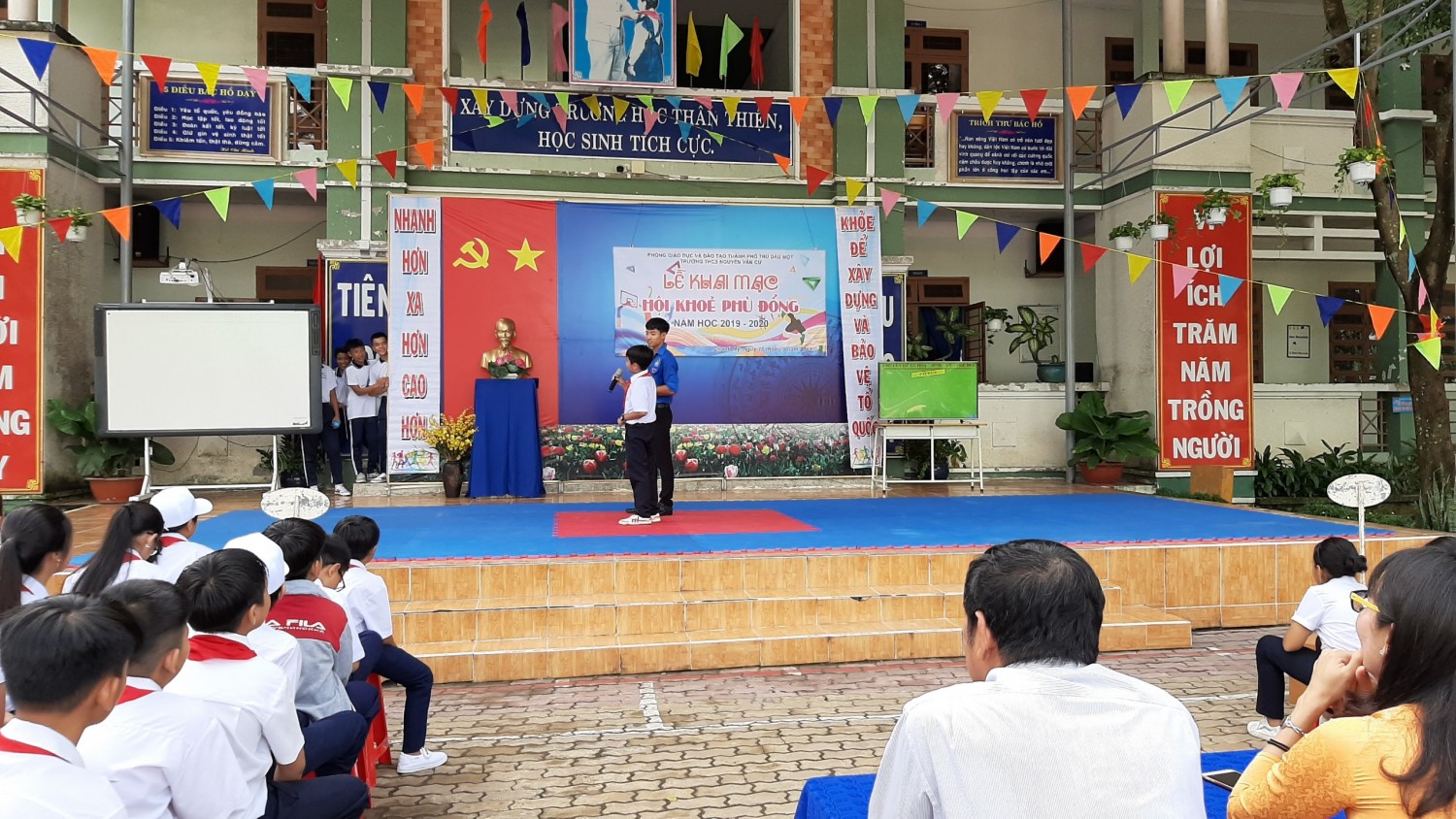 Đồng chí Huỳnh Tuấn Huy - Bí thư chi đoàn trường báo cáo chuyên đề