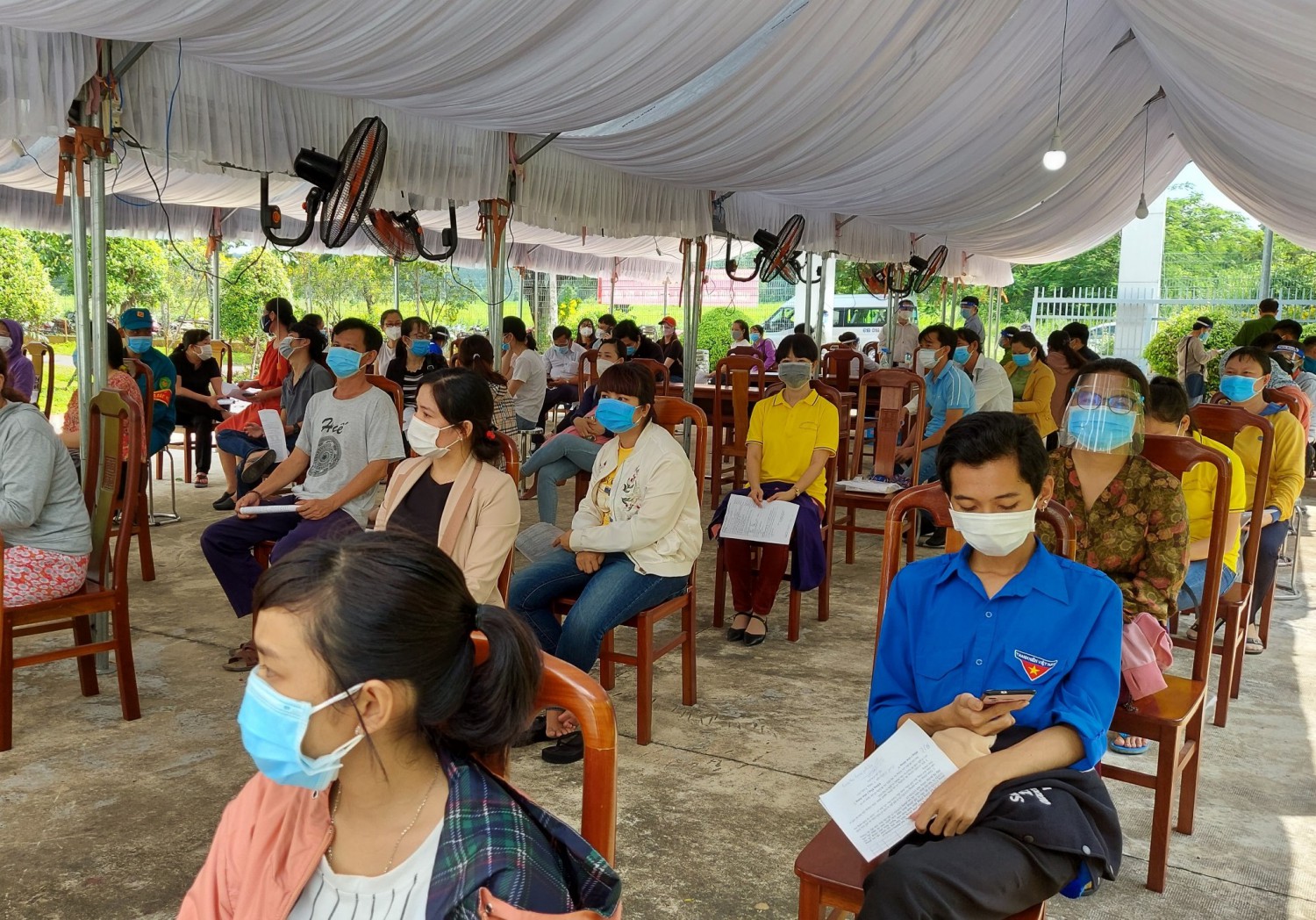 Toàn thể CB-GV-NV trường THCS Nguyễn Văn Cừ tham gia tiêm vắc-xin mũi 1