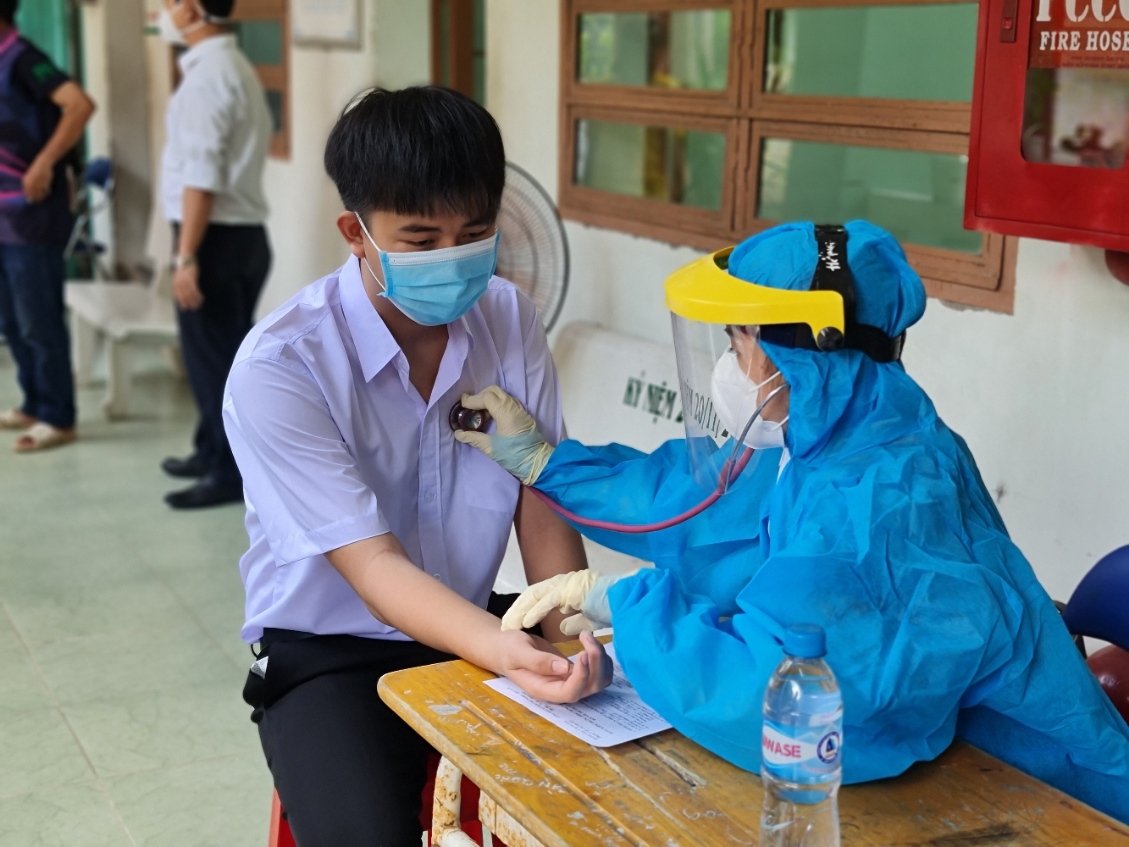 Tiêm vacxin phòng Covid-19 cho học sinh khối 8, 9 trường THCS Nguyễn Văn Cừ