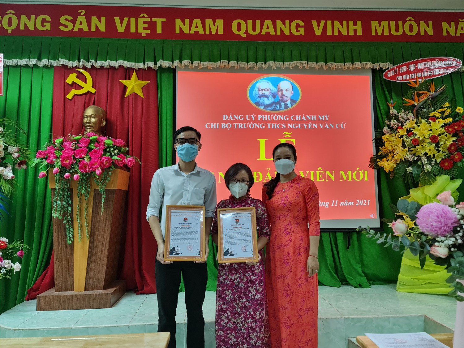 Chi bộ trường THCS Nguyễn Văn Cừ kết nạp Đảng viên mới năm 2021