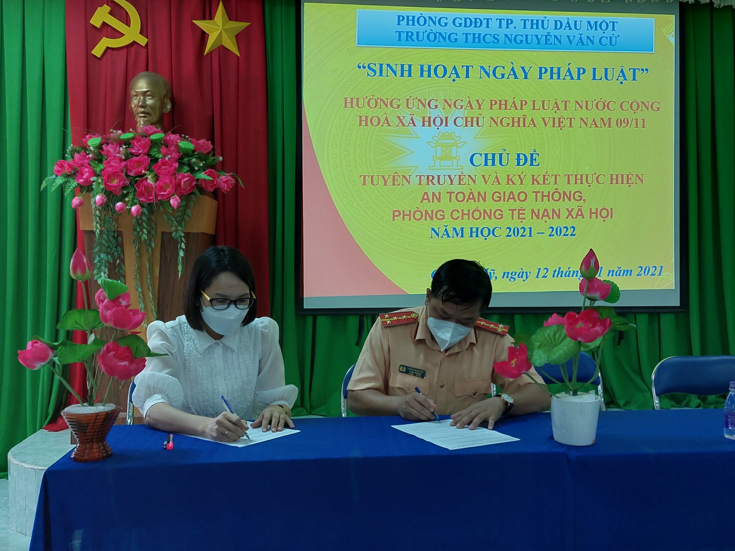Hưởng ứng ngày pháp luật Việt nam 09/11, tuyên truyền và ký kết thực hiện ATGT năm học 2021-2022