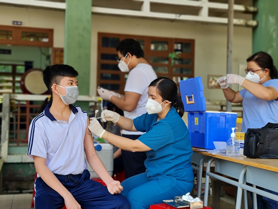 Tiêm vacxin phòng Covid-19 mũi 2 cho học sinh khối 8, 9 trường THCS Nguyễn Văn Cừ