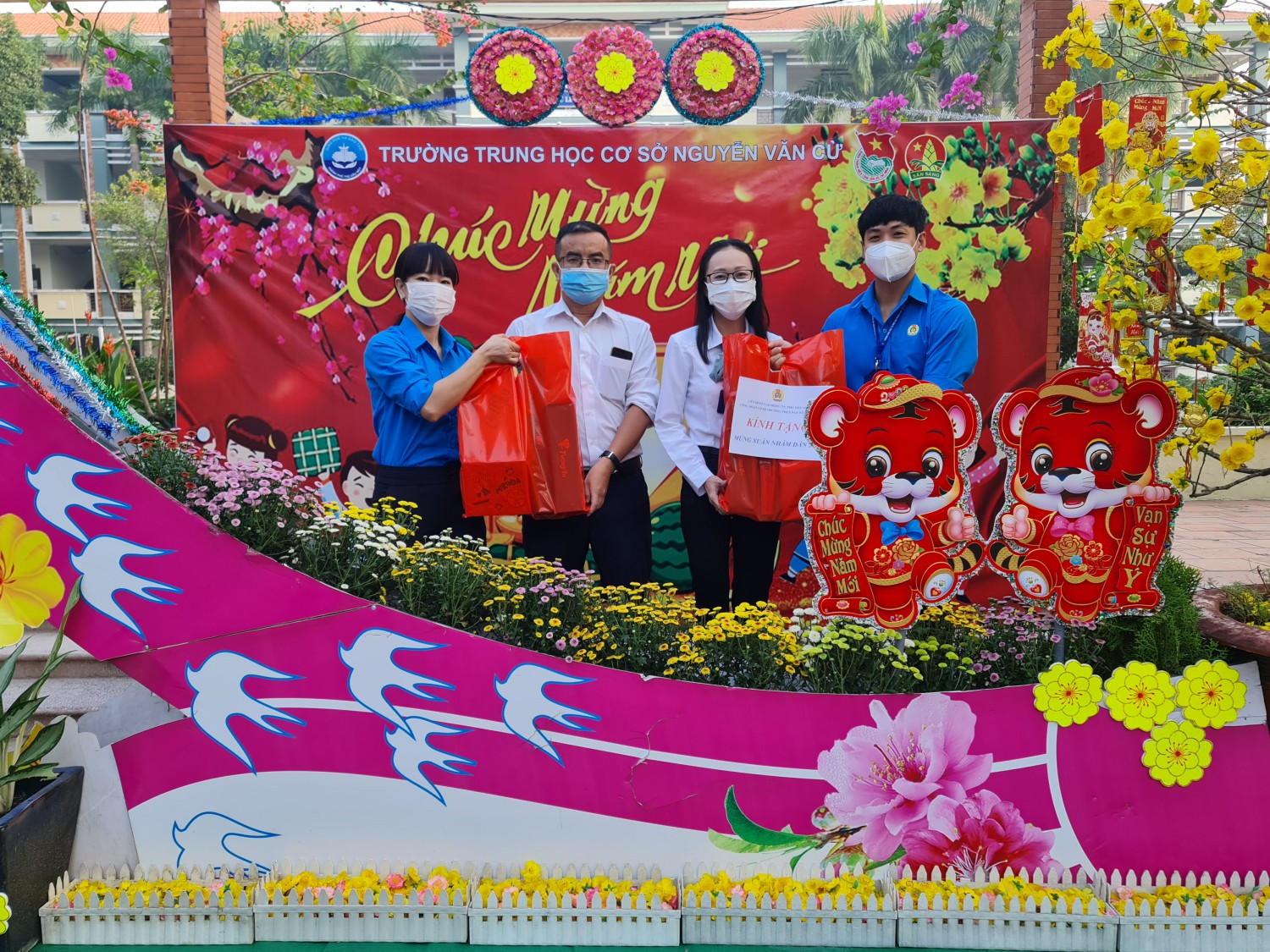Công đoàn trường THCS Nguyễn Văn Cừ tặng quà Tết cho cán bộ, nhà giáo, người lao động năm 2022