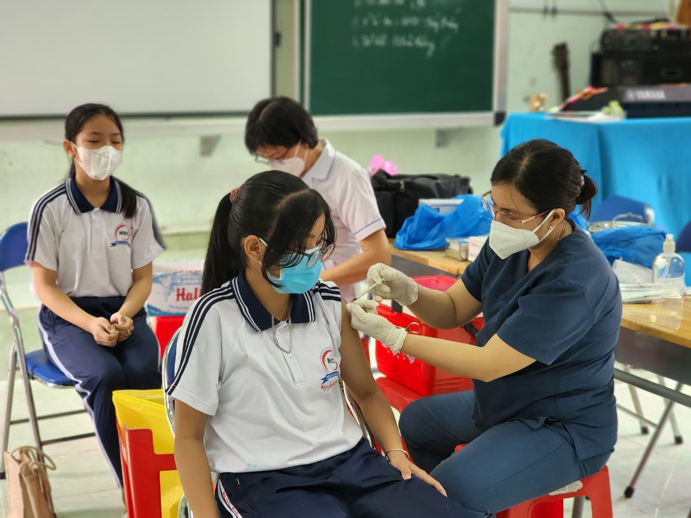 Tiêm vacxin phòng Covid-19 cho học sinh khối 6 trường THCS Nguyễn Văn Cừ