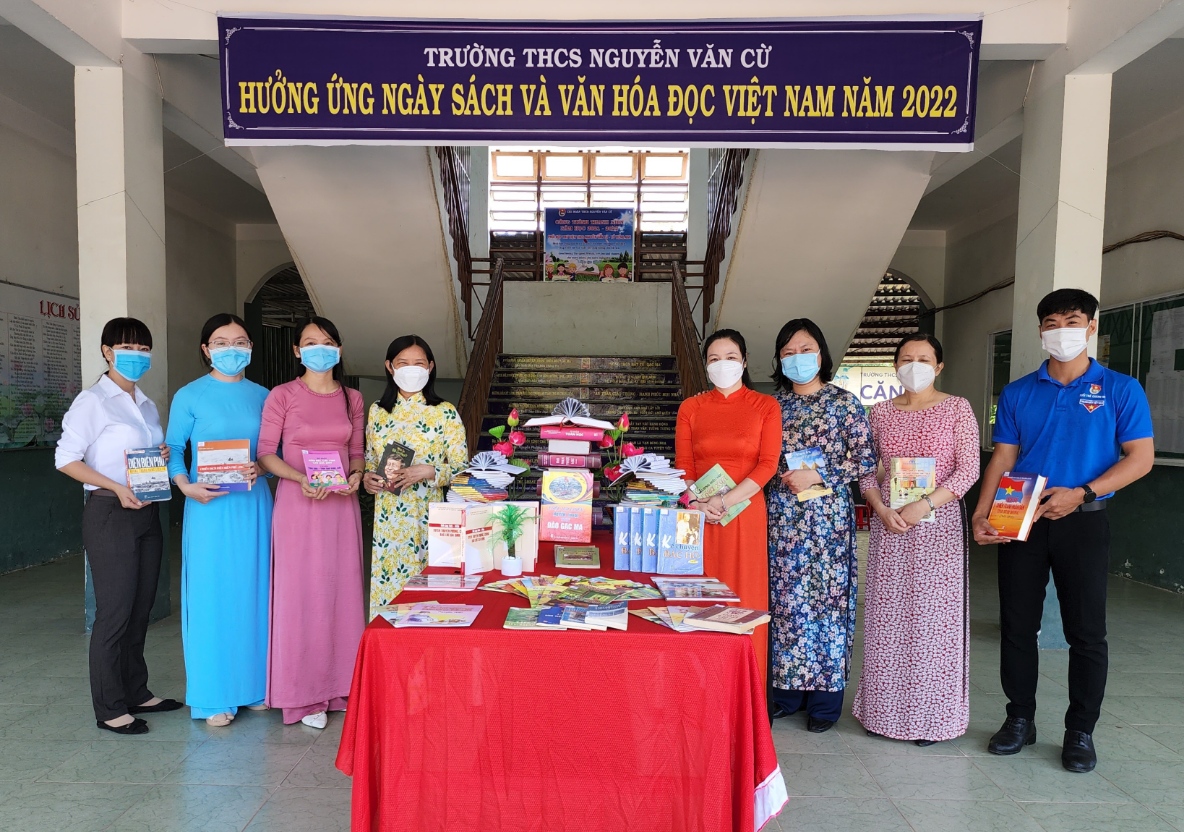 Công trình thanh niên "Cầu thang sách" hưởng ứng Ngày Sách và Văn hóa đọc Việt Nam năm 2022