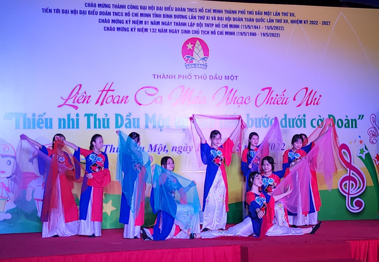 Liên đội THCS Nguyễn Văn Cừ tham gia liên hoan Ca múa nhạc Thiếu nhi "Thiếu nhi Thủ Dầu Một tự hào tiến bước dưới cờ Đoàn"