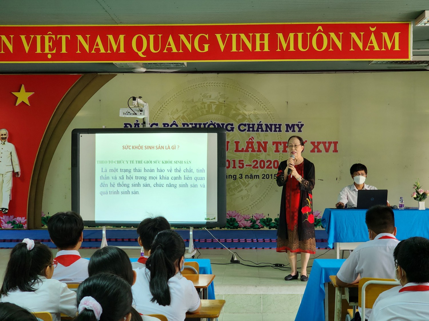 Hội kế hoạch hóa gia đình tỉnh Bình Dương truyền thông chăm sóc sức khỏe sinh sản cho vị thành niên, thanh niên cho học sinh trường THCS Nguyễn Văn Cừ