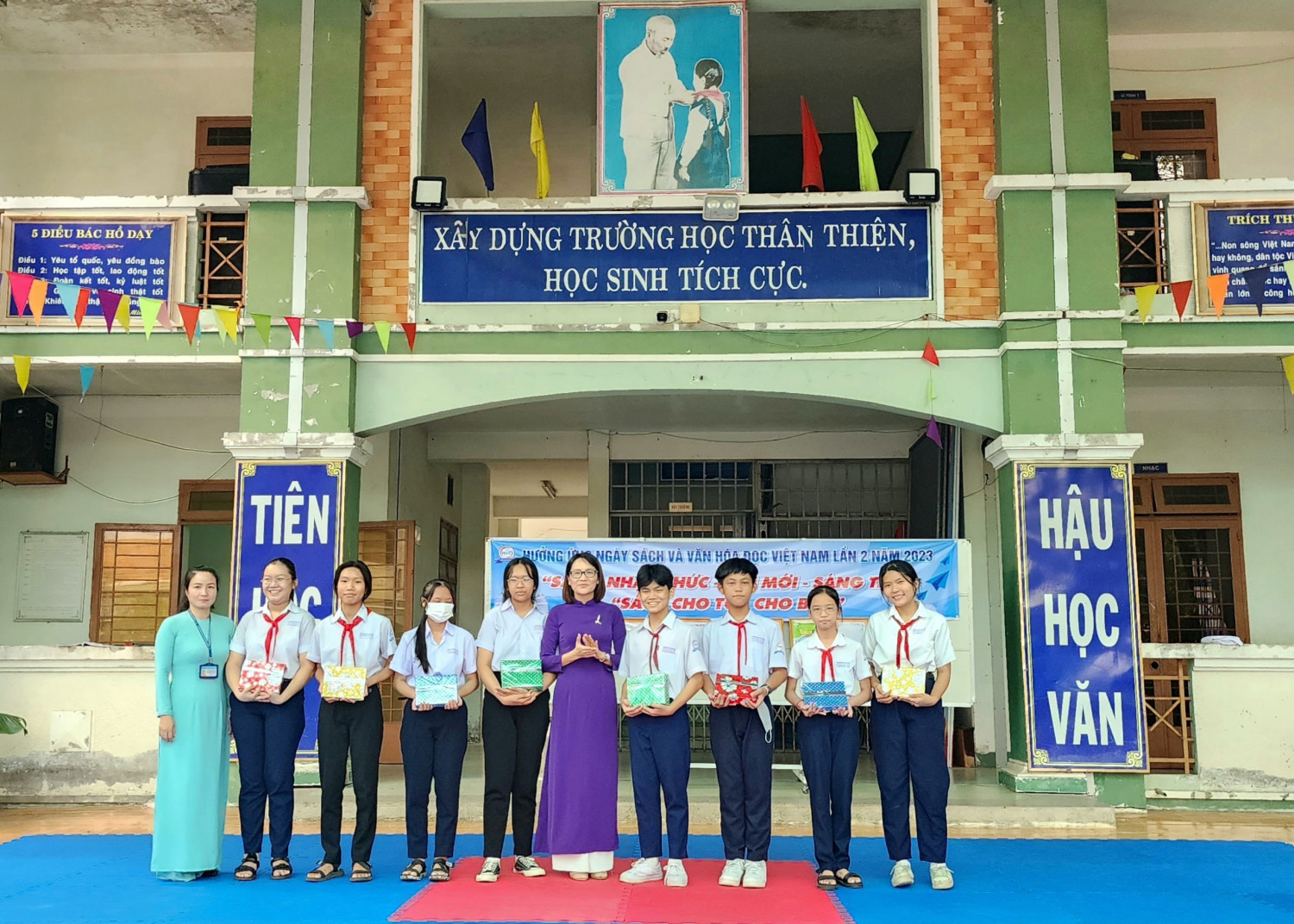 Trường THCS Nguyễn Văn Cừ hưởng ứng Ngày Sách và Văn hóa đọc Việt Nam lần thứ 2 năm 2023, chào mừng thành công Đại hội Đoàn Toàn Quốc lần thứ XII