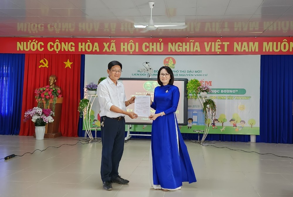 Chi bộ trường THCS Nguyễn Văn Cừ tổ chức tổng kết công tác Đảng và kết nạp Đảng viên mới năm 2023