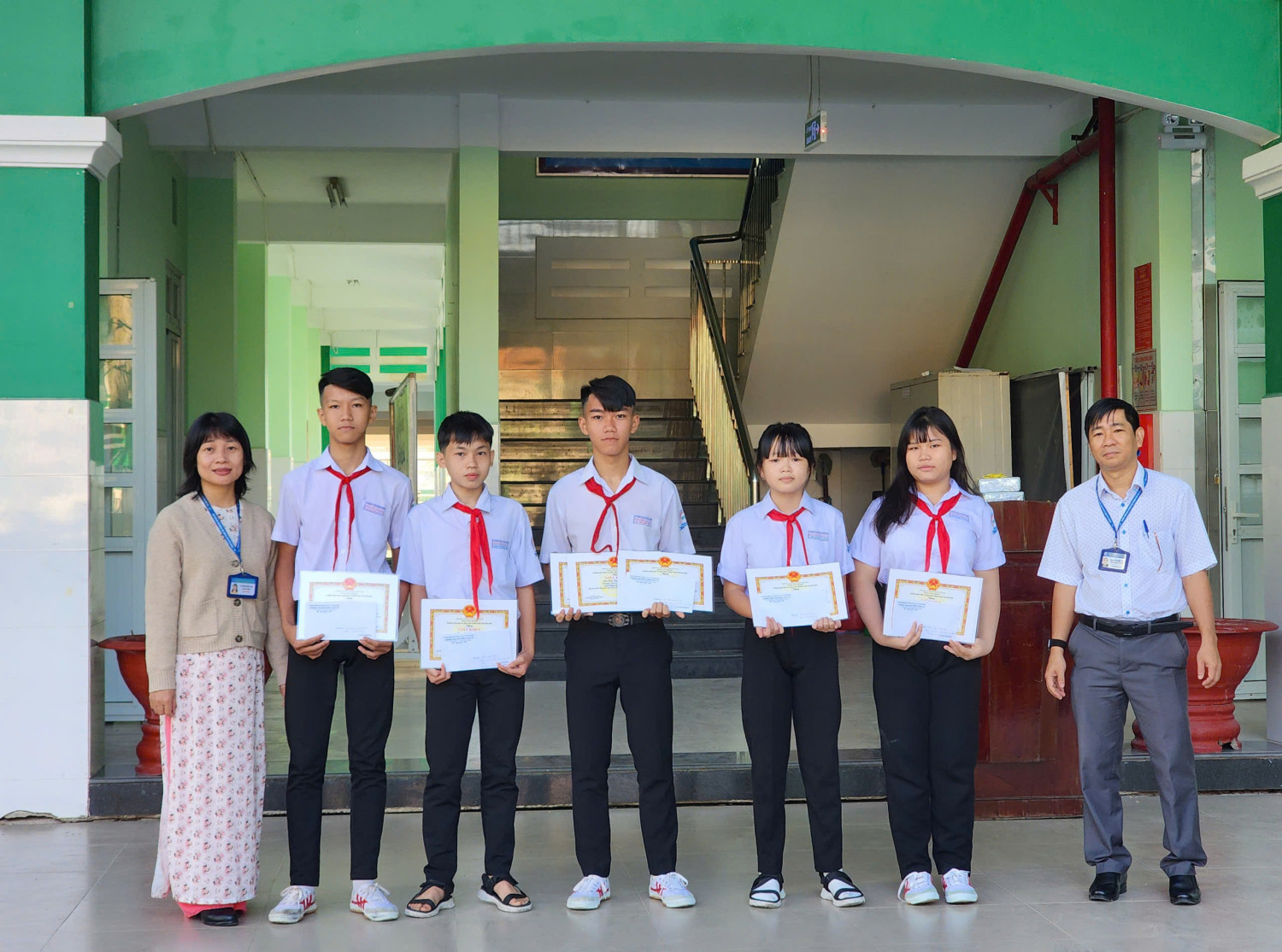 Vinh danh, trao thưởng cho học sinh đạt thành tích cá nhân tại Hội khỏe Phù Đổng cấp thành phố và hội thi IOE cấp trường năm học 2024 - 2025