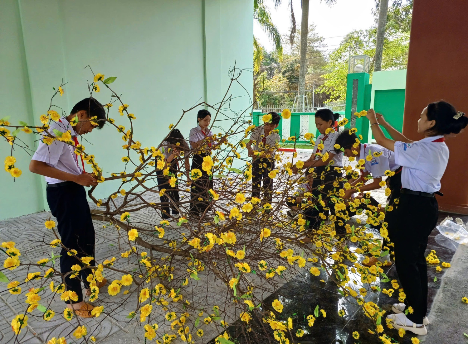 Giáo dục học sinh kỹ năng sống, kỹ năng hoạt động nhóm thông qua chuỗi hoạt động "Mừng Đảng, Mừng Xuân" năm 2025